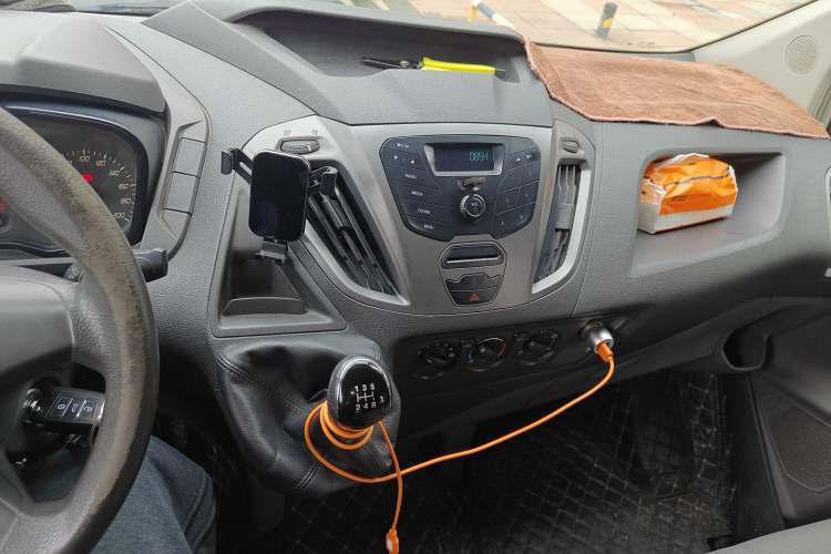 Used Ford Transit 2017 2.0T Diesel Multi-Purpose Commercial Vehicle Short Wheelbase Mid-Roof China IV Standard