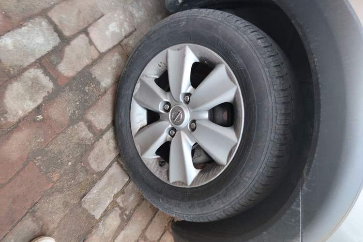 Used Nissan Livina 2010 Jingrui Edition 1.6L Manual Standard Model Right Front Wheel Hub