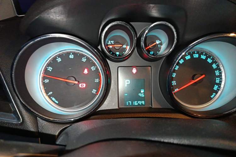 Used Buick Encore 2014 1.4T Automatic Two-Wheel Drive Urban Elite Model Instrument Cluster