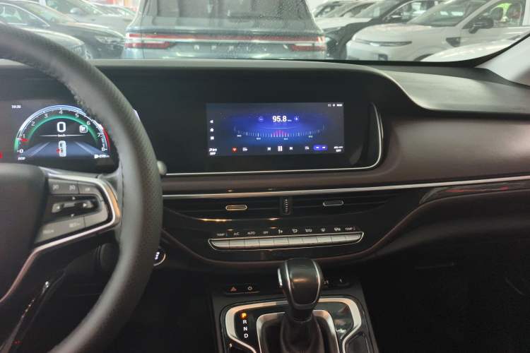 Used GAC Trumpchi M6 2021 PRO 270T DCT Luxury Edition Audio And AC Panel