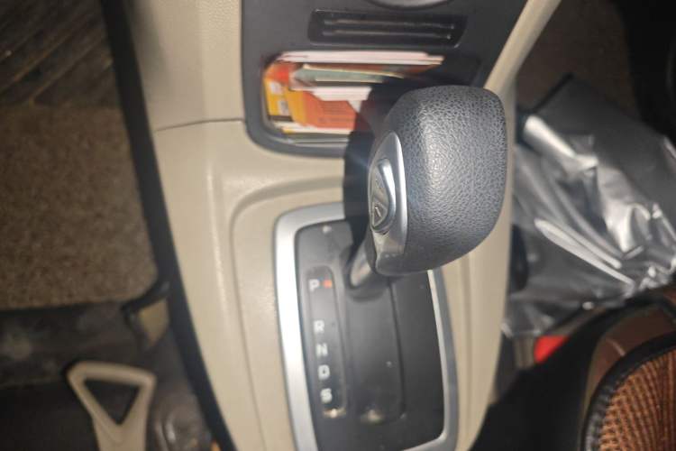 Used Ford Fiesta 2013 Sedan 1.5L Automatic Fashion Edition Gear Lever