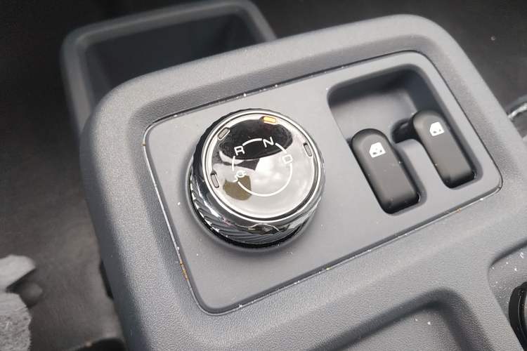 Used Wuling Yangguang 2024 300KM Comfort Version Passenger Van 75kW Gear Lever