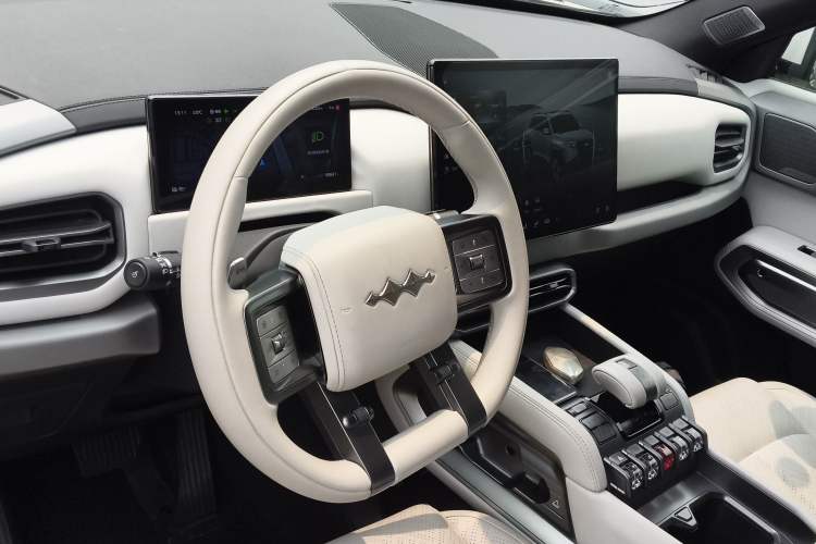 Used Formula Leopard Titanium 3 2025 501KM All-Wheel Drive Intelligent Driving Ultra Version Center Console