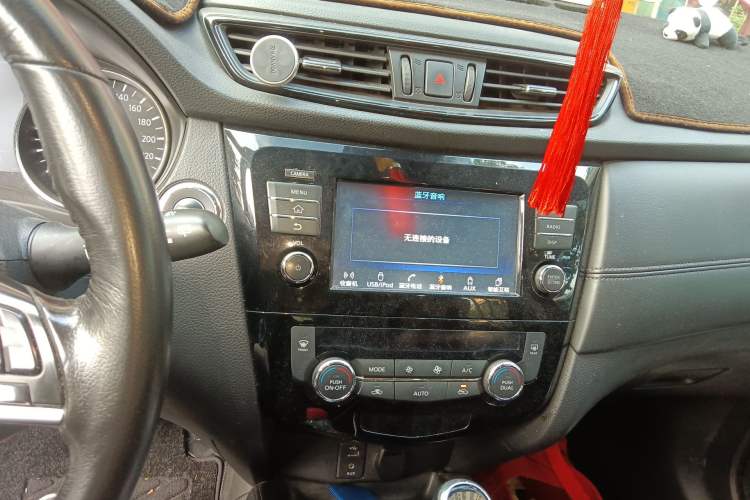 Used Nissan X-Trail 2017 2.5L CVT Luxury Edition 4WD Audio And AC Panel