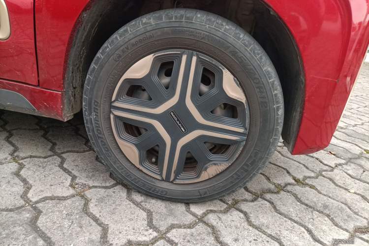 Used Baojun E200 2018 Intelligent Driving Edition Right Front Wheel Hub