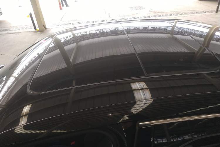 Used Volkswagen Magotan 2024 300TSI DSG Prestige Edition—A Real Eye-Catcher Roof