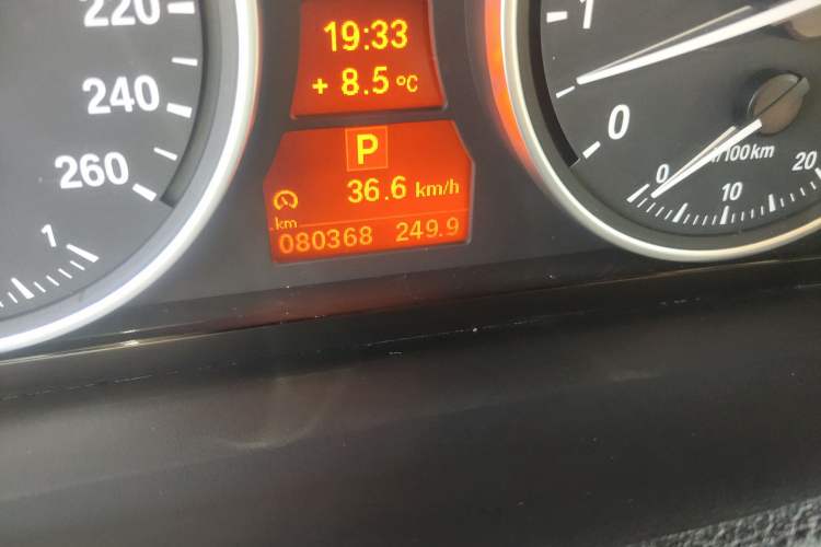 Used BMW X5 2011 xDrive35i Leading Model Odometer Close Up