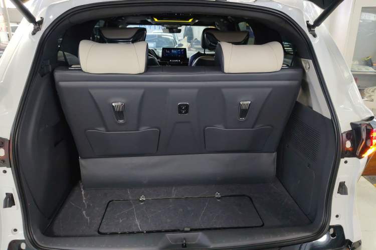 Used Toyota Granvia 2023 2.5L Hybrid Prestige PLUS Edition Trunk