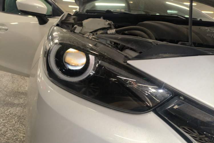 Used Mazda 3 Axela 2017 Hatchback 1.5L Automatic Luxury Model Emission Standard China V Right Front Headlight