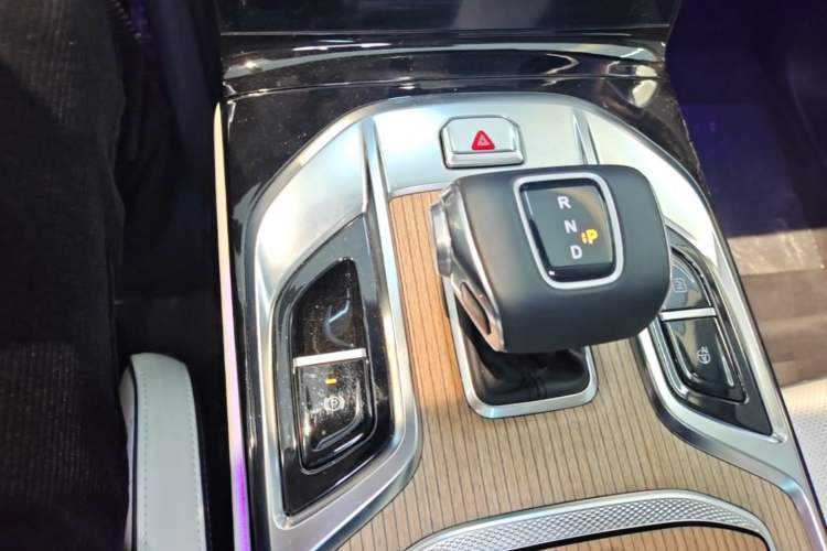 Used Hongqi E-HS9 2022 660 km Range Flagship Edition Four Seats Gear Lever