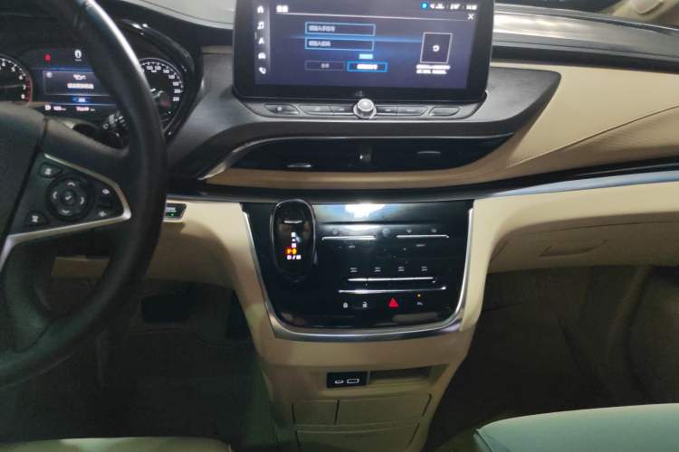 Used Buick GL8 2023 Facelifted Land Cruiser Executive Luxury Version
