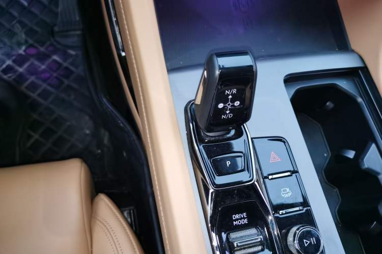 Used Lynk & Co 09 2021 2.0T Halo Seven-Seater Gear Lever