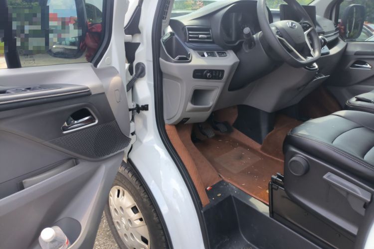 Used SAIC MAXUS Xintu V70 2023 2.0T Elite Edition Manual Transmission Short Wheelbase Low Roof 5/6 Seats (125 hp)