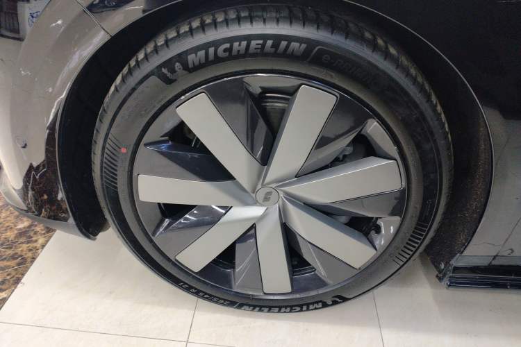 Used Li Auto i6 2025 Model Four-Wheel-Drive Standard Type Exterior 4