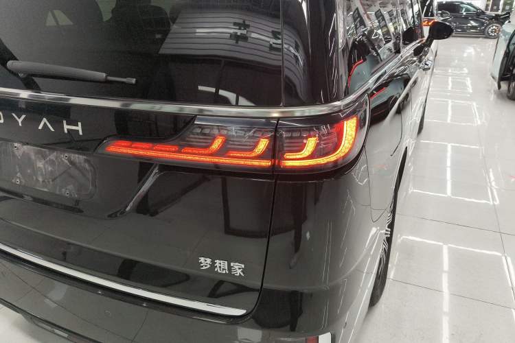 Used VOYAH Dream 2025 EV Four-Wheel Drive Flagship Kunpeng Edition
