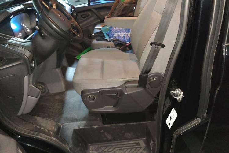 Used Ford Transit 2019 2.0T Diesel Multi-Purpose Commercial Vehicle Short Wheelbase Low Roof 6-Seater China VI Standard