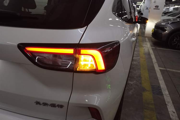 Used Ford Escape 2024 EcoBoost 245 Two-Wheel-Drive Titanium Edition Right Rear Taillight