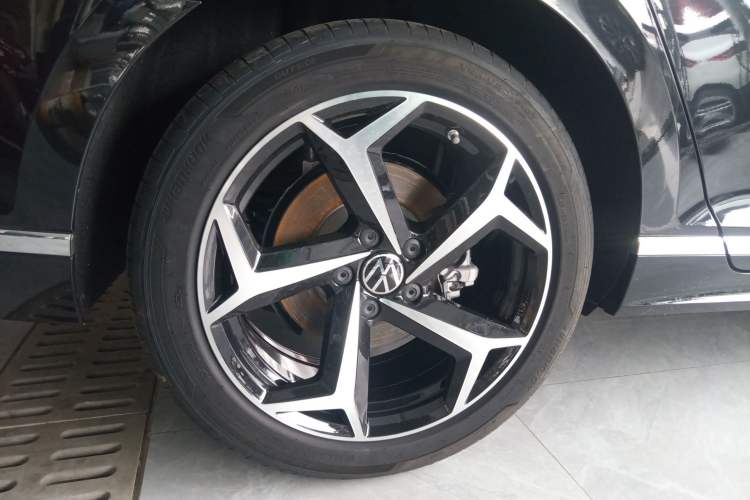 Used Volkswagen Magotan 2025 Zhongxiang Version 330TSI DSG Luxury Edition Right Rear Wheel Hub
