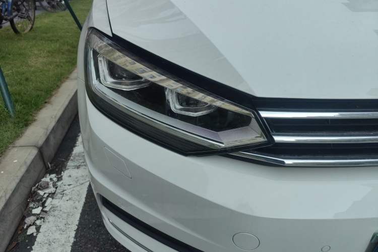 Used Volkswagen Touran 2016 Volkswagen Touran L 280TSI DSG Comfort Edition Right Front Headlight