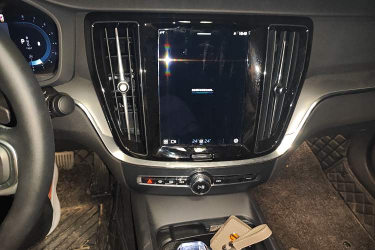Used Volvo S60 2025 B4 Zhiyi Luxury Edition Audio And AC Panel