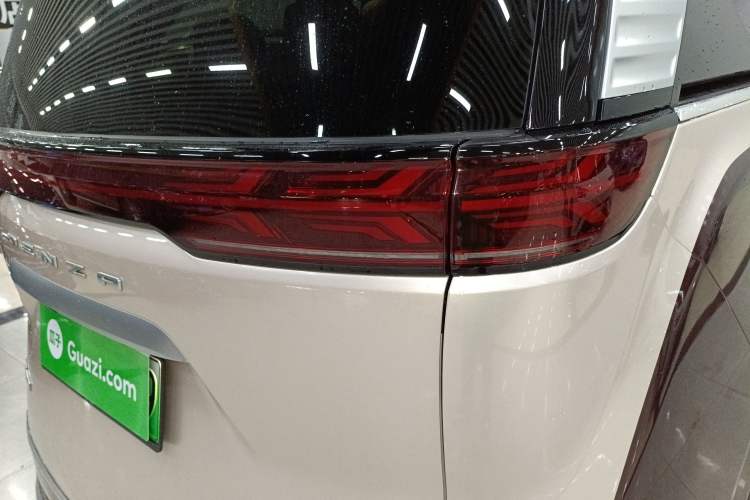 Used Denza D9 2024 DM-i 980 Four-Wheel Drive Prestige Model Right Rear Taillight