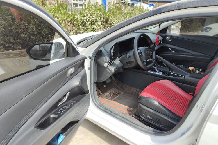 Used Hyundai Elantra 2021 1.5L CVT LUX Prestige Edition Driver Seat