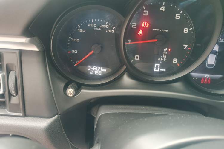 Used Porsche Macan 2018 Macan 2.0T Odometer Close Up