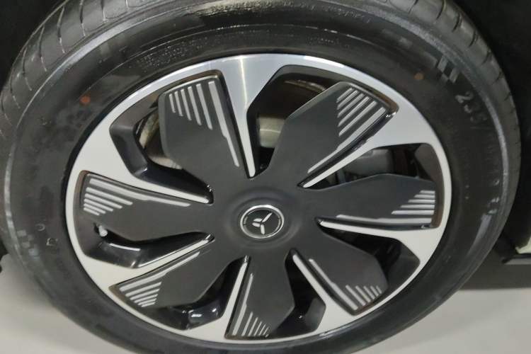 Used Hongqi Tiangong 05 2025 550 Smart Selection Left Front Wheel Hub