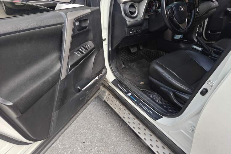 Used Toyota RAV4 2019 2.0L CVT Two-Wheel Drive Luxury Version China VI Standard