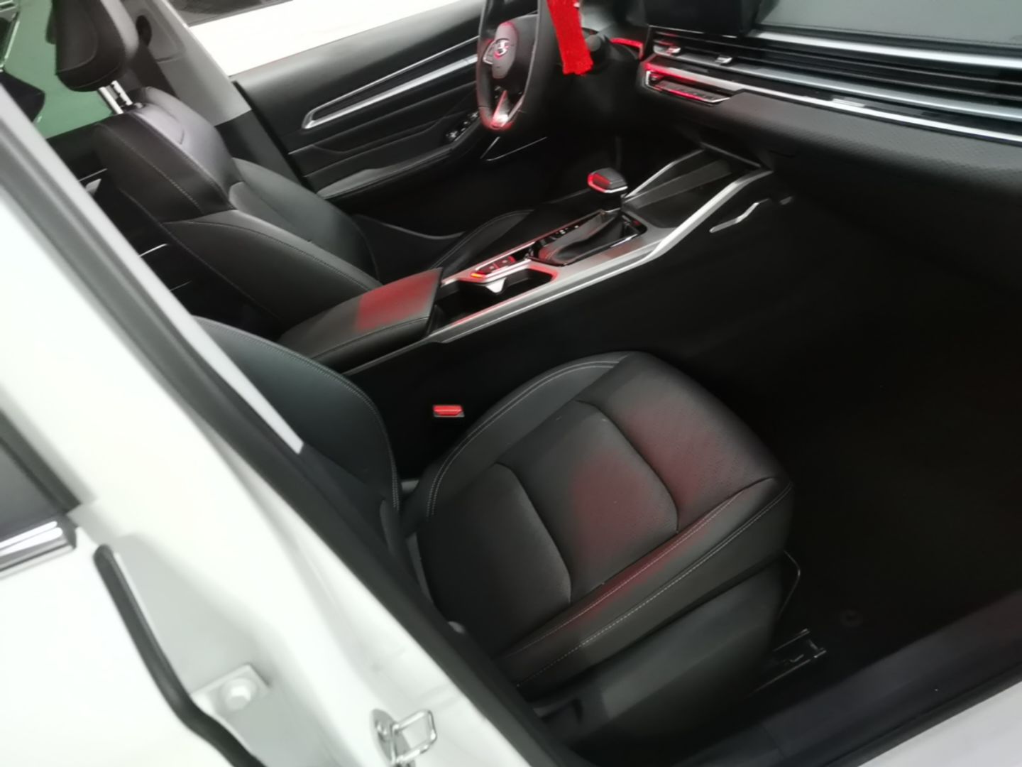 Geely Auto Emgrand 2022 4th Generation 1.5L CVT Luxury Model - Premium — снимка 19