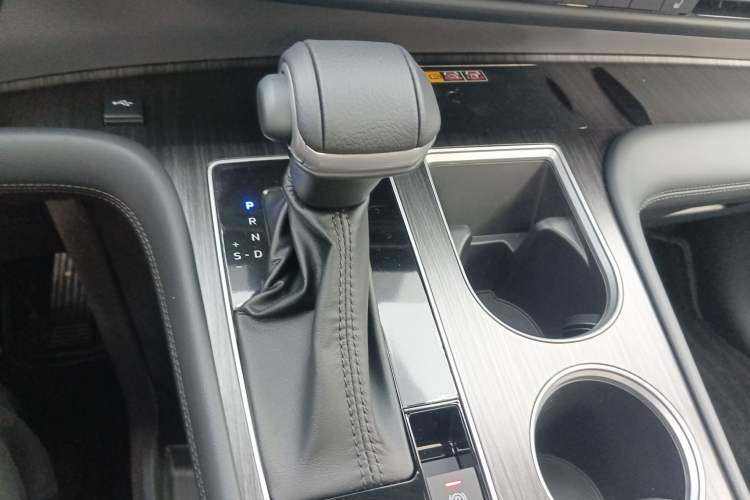 Used Toyota Granvia 2026 Model 2.5L Hybrid Prestige PLUS Four-Wheel Drive Edition