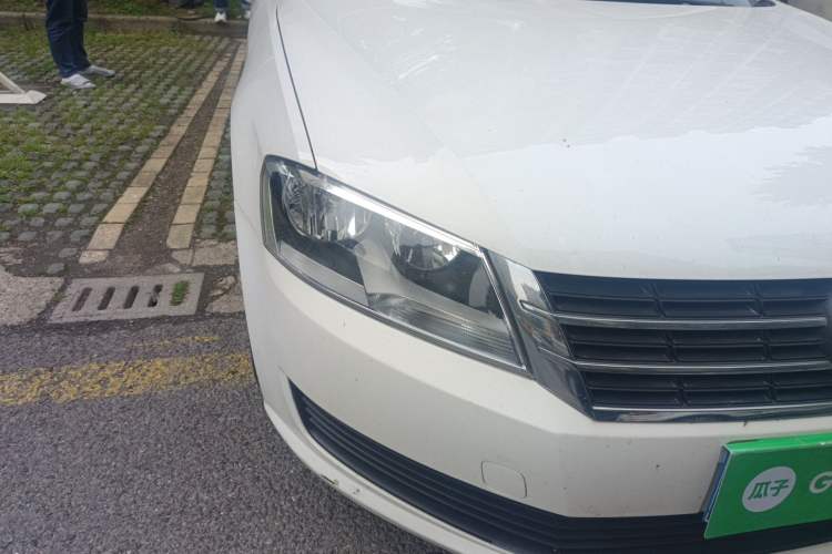 Used Volkswagen Lavida 2013 Revised Classic 1.6L Automatic Fashion Edition Right Front Headlight