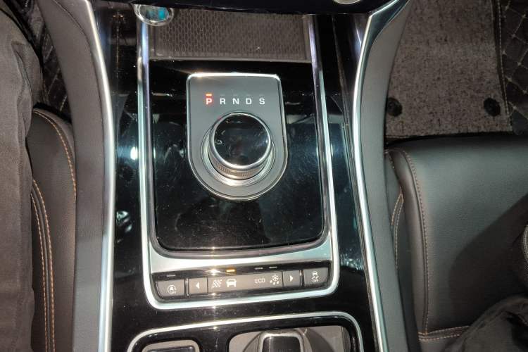 Used Jaguar XEL 2019 2.0T 200 PS Luxury Edition Gear Lever