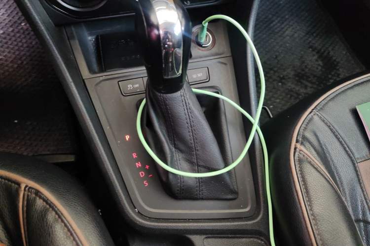 Used Volkswagen Gran Lavida 2015 1.6L Automatic Fashion Edition Gear Lever