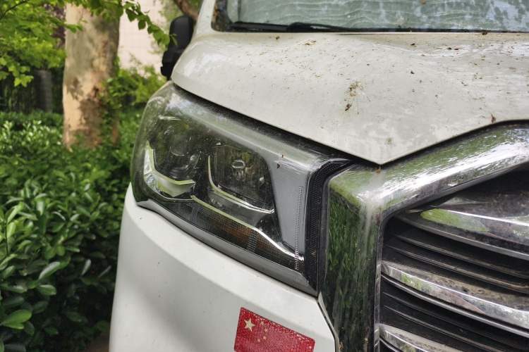 Used SAIC MAXUS Xintu V90 2022 2.0T Manual Zhiyun King Rear-Drive Short Wheelbase Mid-Roof Design with Single Rear Tire and 6 Seats Right Front Headlight