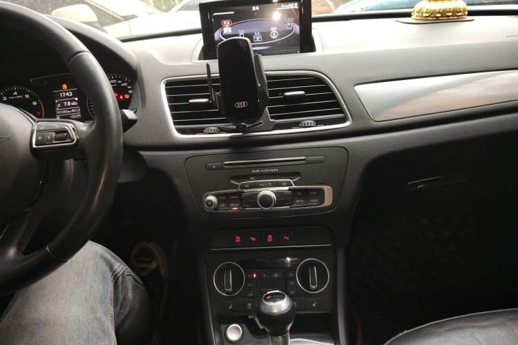 Used Audi Q3 2017 30 TFSI Fashion Model Audio And AC Panel