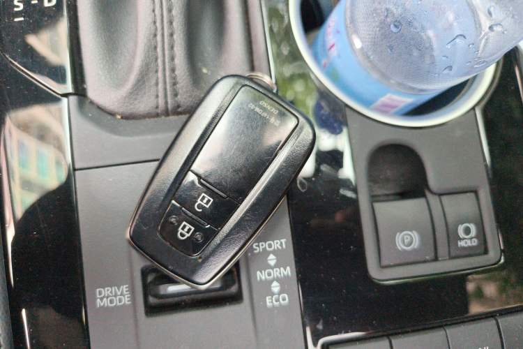 Used Toyota Highlander 2023 2.5L Smart Electric Hybrid Dual-Motor All-Wheel-Drive Luxury 7-Seater Vehicle Key