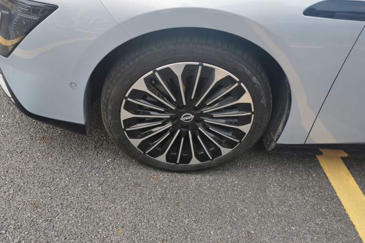 Used Nissan N7 2025 625 Max Left Front Wheel Hub