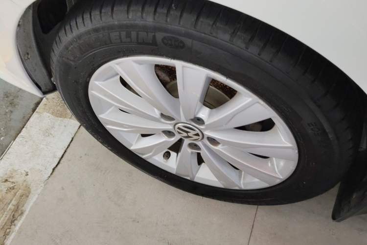 Used Volkswagen Sagitar 2015 1.6L Automatic Comfort Model Left Front Wheel Hub