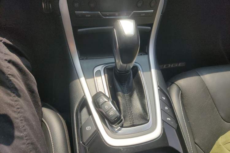 Used Ford Edge 2016 EcoBoost 245 Four-Wheel Drive Titanium 7-Seater Gear Lever