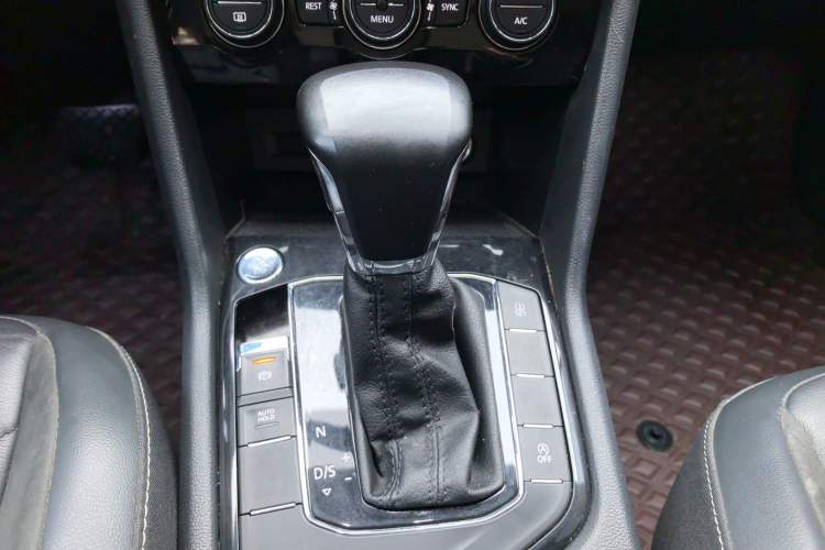 Used Volkswagen Tiguan L 2019 Updated Version 330TSI Automatic Two-Wheel Drive Panoramic Comfort Edition China VI Standard
