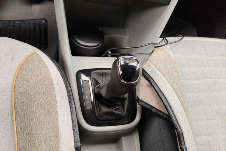 Used Skoda Rapid 2013 1.6L Automatic Smart Selection Model Gear Lever