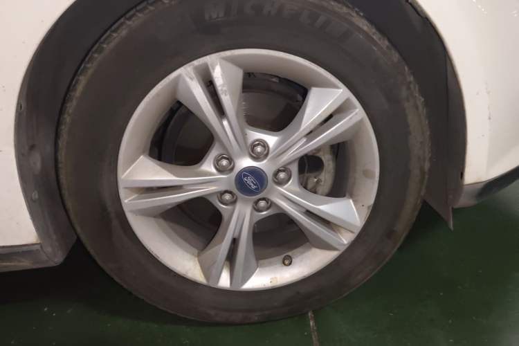Used Ford Focus 2012 Hatchback 1.6L Automatic Fashion Edition Right Front Wheel Hub