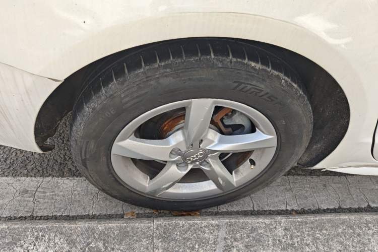 Used Audi A4L 2013 35 TFSI Automatic Standard Model Right Front Wheel Hub