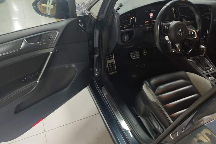 Used Volkswagen Golf 2020 Charming Edition 280TSI DSG R-Line
