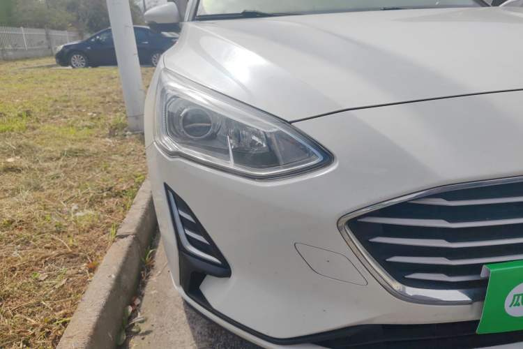 Used Ford Focus 2019 Hatchback 1.5L Automatic Sharp Edition China V Standard Right Front Headlight