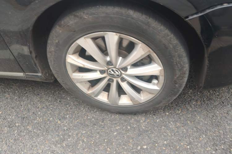 Used Volkswagen Magotan 2012 Revised 1.8TSI Luxury Version Right Front Wheel Hub