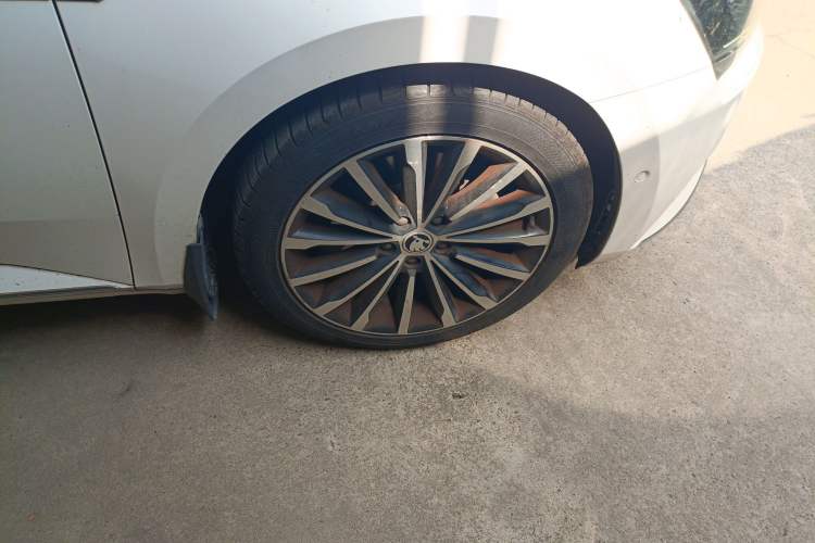 Used Skoda Superb 2016 TSI330 DSG Smart Drive Edition Right Front Wheel Hub