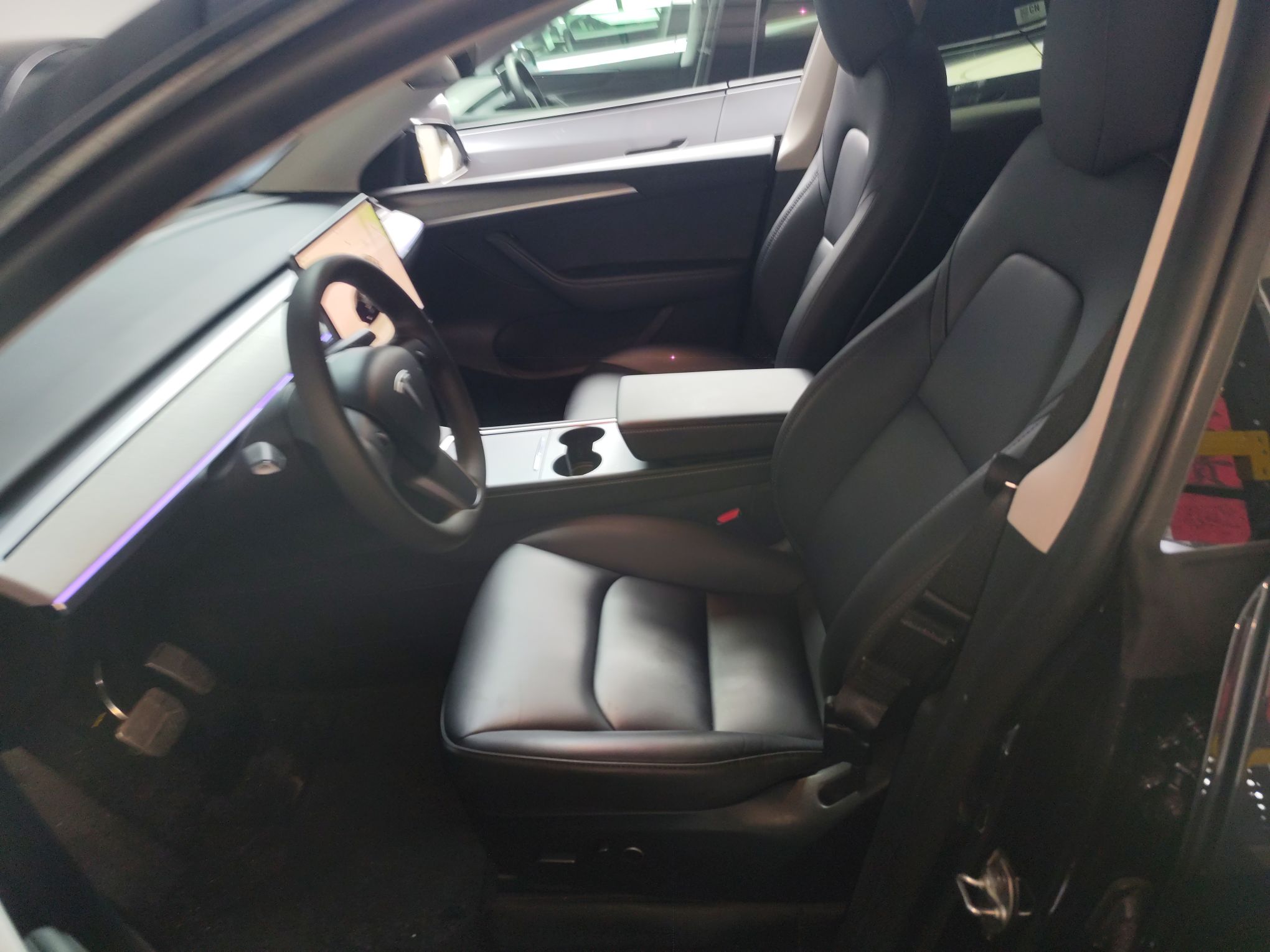 المقاعد الأمامية داخل السيارة