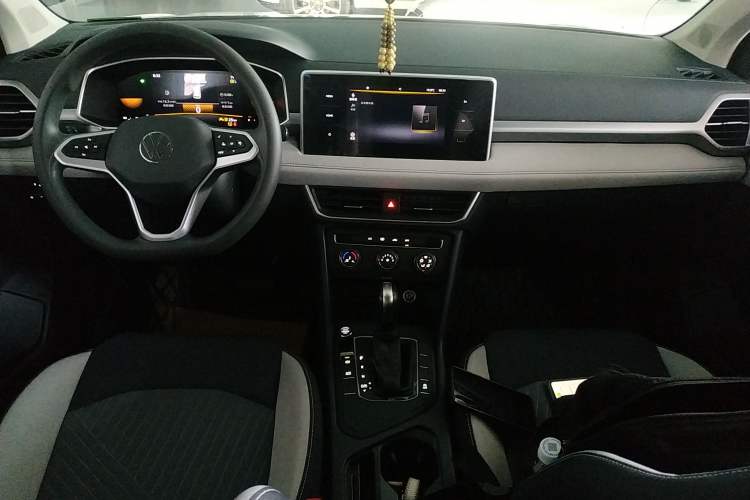 Used Volkswagen Tharu 2023 300TSI Two-Wheel-Drive Crescent Edition Center Console